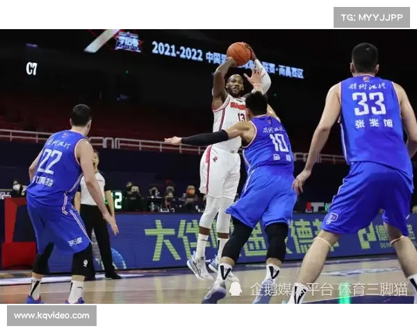 “徐元庆扫踢命中瞬间,对手应声倒地全场沸腾” “徐元庆扫踢命中瞬间,对手应声倒地全场沸腾”