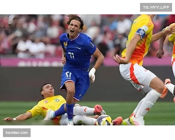 镜头语言：看台上法国队新任主帅考察多名国脚